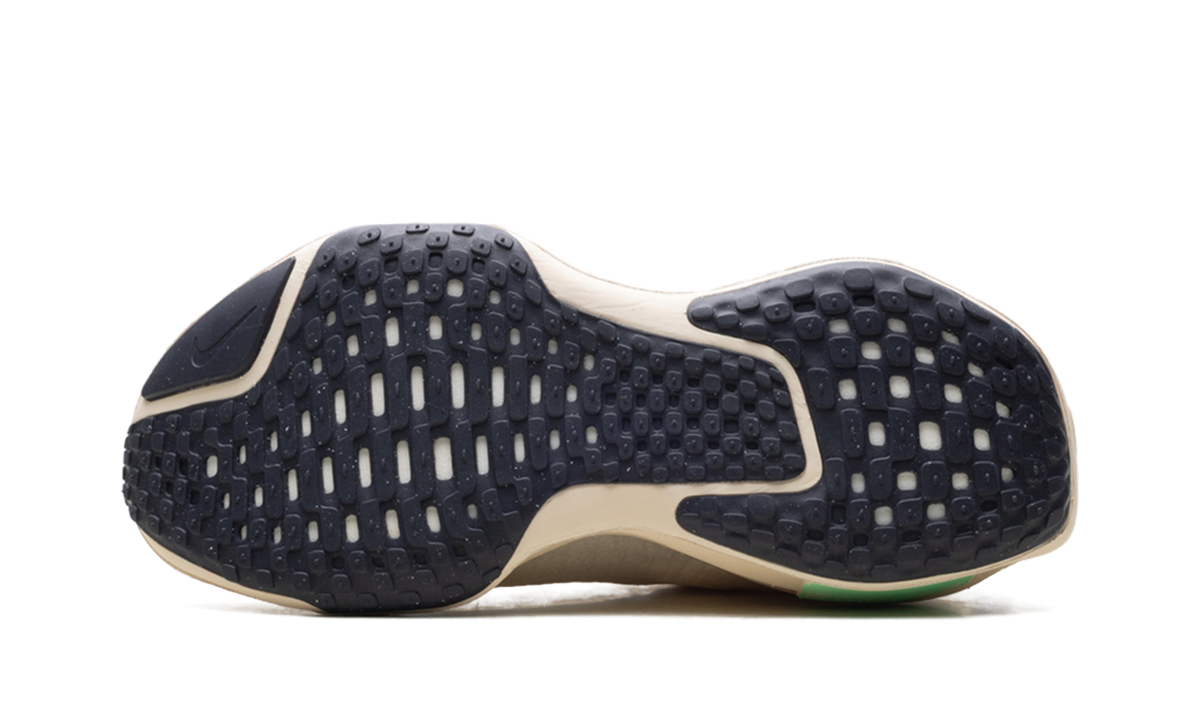 ZoomX Invincible Run 3 "Light Cream" DR2615 200